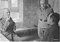 Kirpichnikov conversant avec Oesch, avec le lieutenant Georg Baronin comme interprète.