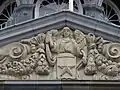 Façade ouest, fronton avec l'ange de la ville