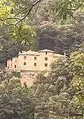 Vue du château depuis le village de Burzet.