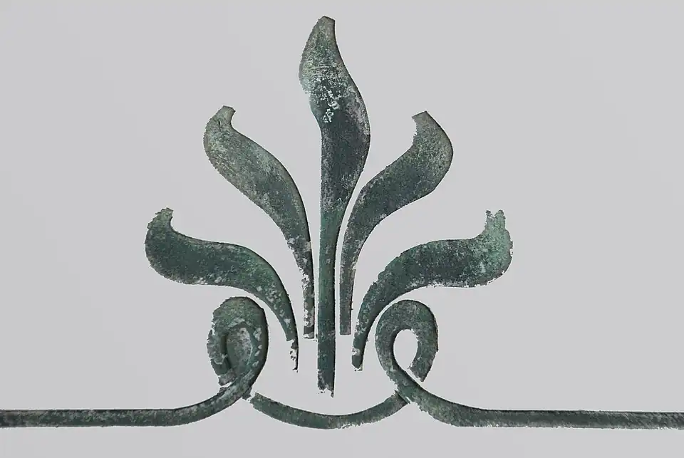 Motif végétal ornant le panneau en marbre.