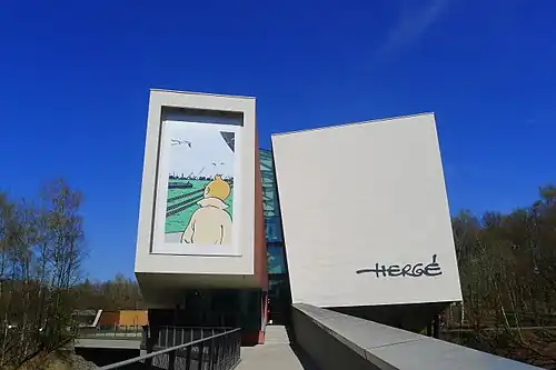 L'entrée du musée Hergé en 2013, avec une peinture murale issue de l'album Le Crabe aux pinces d'or.