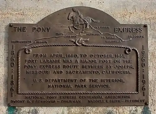 Plaque commémorative du Pony Express à Fort Laramie.