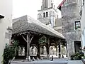 La halle et l'église en arrière plan.