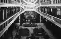 Allée couverte pendant une exposition du palais de la foire de Lyon en 1930.
