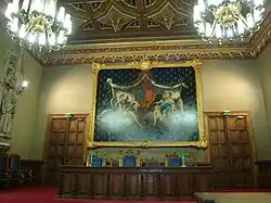 Chambre du conseil avec son plafond à caissons de la Renaissance.