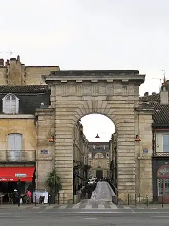 Porte de la Monnaie depuis les quais.
