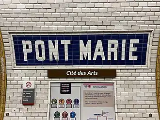 Faïence murale indiquant le nom de la station avec son sous-titre.