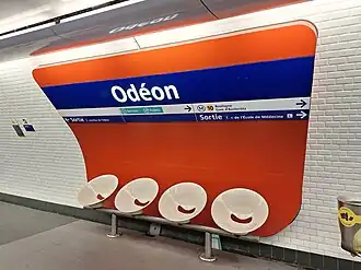 Espace d'attente intégrant le nom de la station.