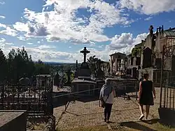 Allée centrale du cimetière vue de profil.