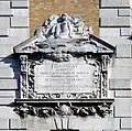 Texte commémoratif de la construction du bâtiment.