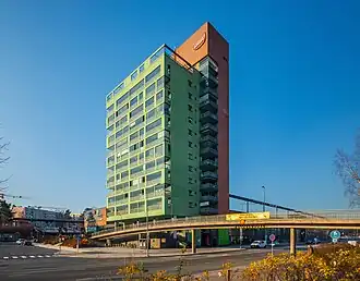 La tour Martintorni, le centre commercial et un pont piétonnier.