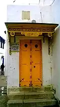 Porte d'entrée.