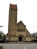 Façade avec entrée principale.