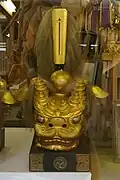Tête de lion dorée.