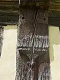 Poteau de travée avec culot sculpté d'une forme triangulaire caractéristique de la fin du XVe siècle
