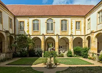 Le cloître.