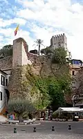 La place des Deux-Frères et le donjon.