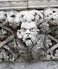 Homme grimaçant.