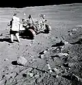 Charles M. Duke Jr., pilote du module lunaire Orion, debout à côté du rover.