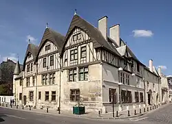Le musée, ses façades sur la place du Forum et la rue du Marc ;