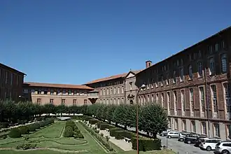 La cour intérieure.