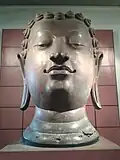 Tête du Bouddha Phra Saen Swae, bronze de1,82 m de haut, trouvé à Wat Yankuang près de Chiang Mai