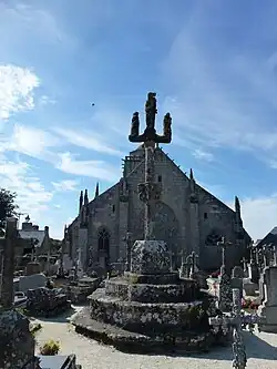 Le cimetière et l'église Saint-Ronan.