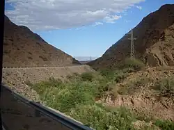 La RN 60 dans la Quebrada de la Cébila, canyon qui traverse la Sierra de Ambato. Dans le fond coule le río Abaucán.