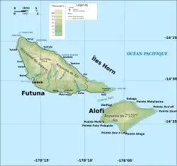 carte topographique en couleurs montrant une grande île triangulaire à gauche (Futuna), séparée par un petit bras de mer d'une autre île plus petite en bas à droite (Alofi).