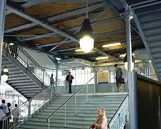 Vue des escaliers d'accès et de sortie des quais.