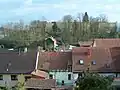 Le côté nord du mur d'enceinte, vu depuis le village
