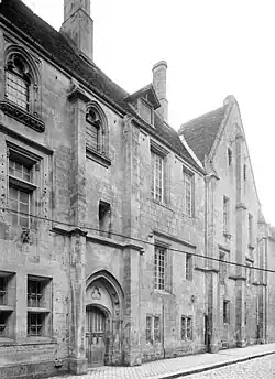 Photo noir et blanc d'une façade du XVe siècle.