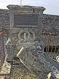 La tombe dans son environnement ruiné, enclos de la famille Oheix.