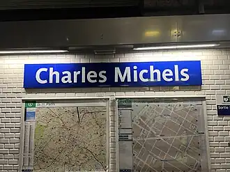 Plaque émaillée indiquant le nom de la station.