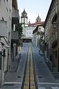 La voie du funiculaire, avec au fond l'église de la Miséricorde.