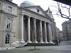 Le parvis.