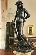 Le David de Donatello, à Florence. Une copie de cette œuvre se trouvait dans le jardin de l'hôtel, au début du XVIe&nbsp;siècle.