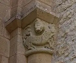 Chapiteau décoré.