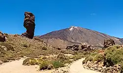 Le Roque Cinchado avec le Teide en arrière plan.
