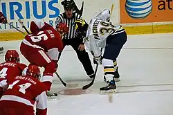 Photographie de deux joueurs de hockey à l'engagement