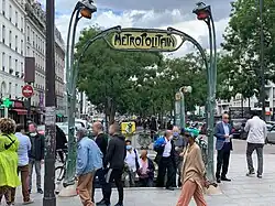 L'unique entrée de la station, vue de face.