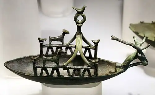 « Navicelle avec protomé de cerf et chiens, provenant de Is Argiolas ou Bonotta, Bultei. »
