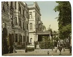 Vue de l'hôtel de côté.