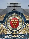 Détails du blason au-dessus du portail du Palais d'Argentré.