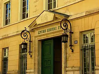 Entrée du lycée Henri-IV, rue Clovis, à 300&nbsp;m environ à l'ouest de la station.