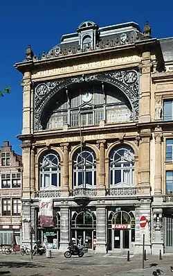 Façade de la Maison du peuple Ons Huis.
