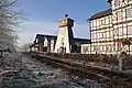 Voie ferrée (vue depuis la gare) et tour de graduation de la saumure par une journée d'hiver.