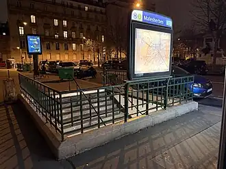 Vue nocturne de la même bouche d'accès.