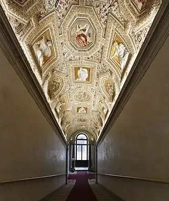 Plafond à caisson du grand escalier.