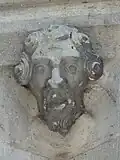 Petit détail portail : tête sculptée